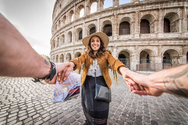 Cuplu la Colosseum, Roma — Fotografie, imagine de stoc