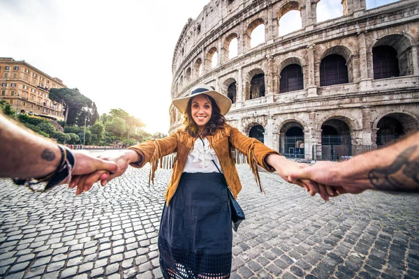 Cuplu la Colosseum, Roma — Fotografie, imagine de stoc
