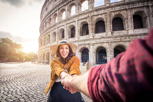 Casal no Coliseu, Roma — Fotografia de Stock