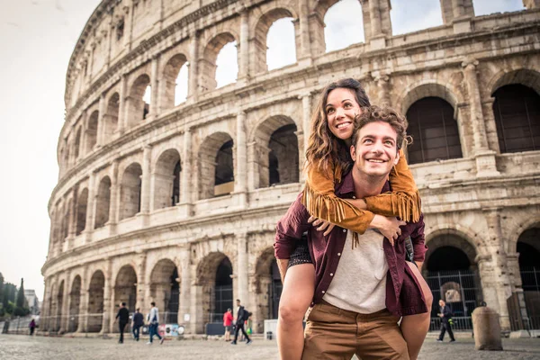 Cuplu la Colosseum, Roma — Fotografie, imagine de stoc