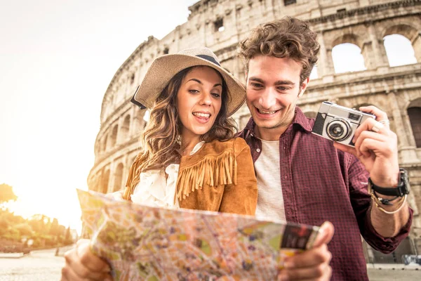 Cuplu la Colosseum, Roma — Fotografie, imagine de stoc