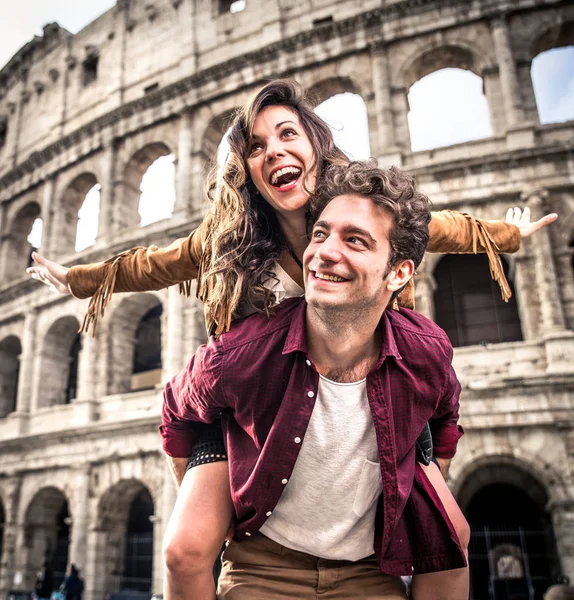 Paar im Kolosseum, Rom — Stockfoto