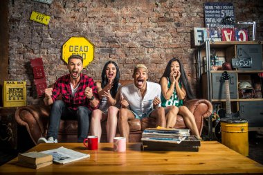 Arkadaşlar evde parti grup