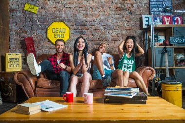 Arkadaşlar evde parti grup