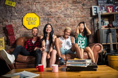 Arkadaşlar evde parti grup