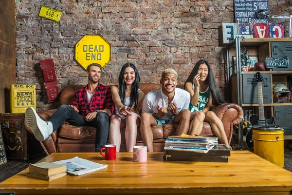 Grupo de amigos festejando em casa — Fotografia de Stock