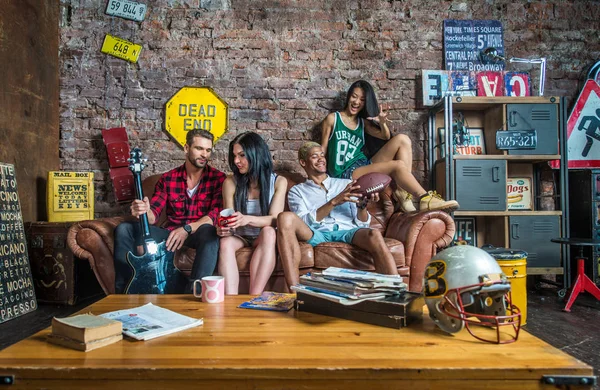 Grupo de amigos festejando em casa — Fotografia de Stock