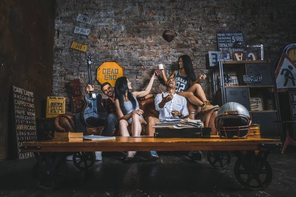 Grupo de amigos festejando em casa — Fotografia de Stock