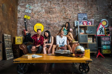 Arkadaşlar evde parti grup