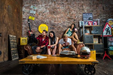 Arkadaşlar evde parti grup