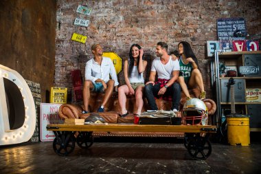 Arkadaşlar evde parti grup