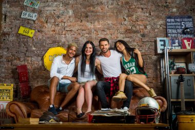 Arkadaşlar evde parti grup