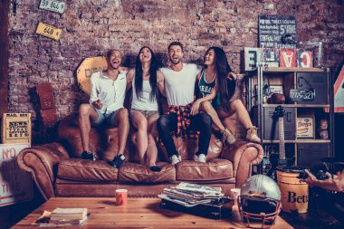 Arkadaşlar evde parti grup