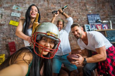 Arkadaşlar evde parti grup