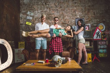 Arkadaşlar evde parti grup