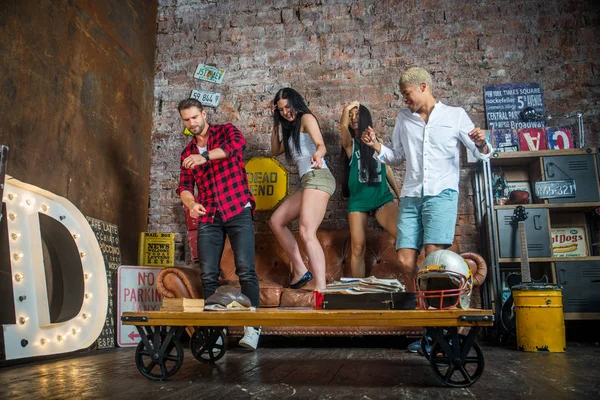 Grupo de amigos festejando em casa — Fotografia de Stock