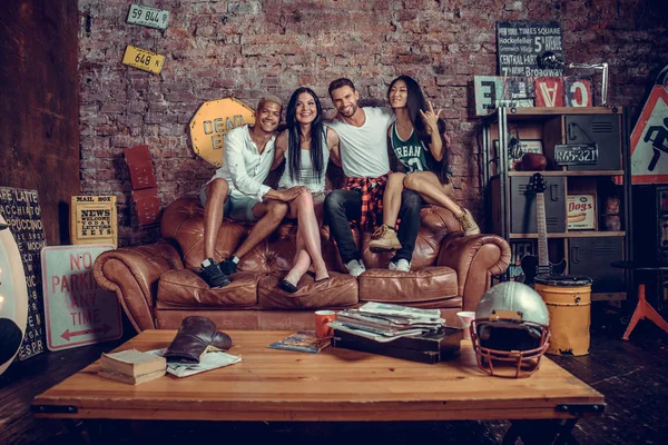 Arkadaşlar evde parti grup