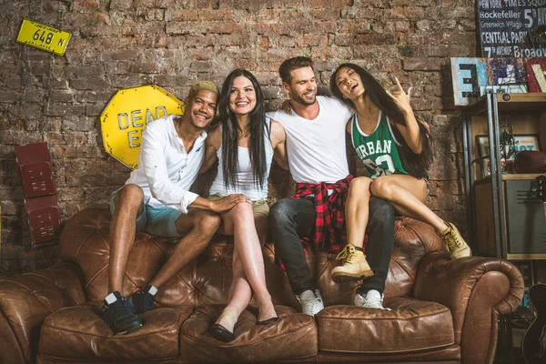 Grupo de amigos festejando em casa — Fotografia de Stock