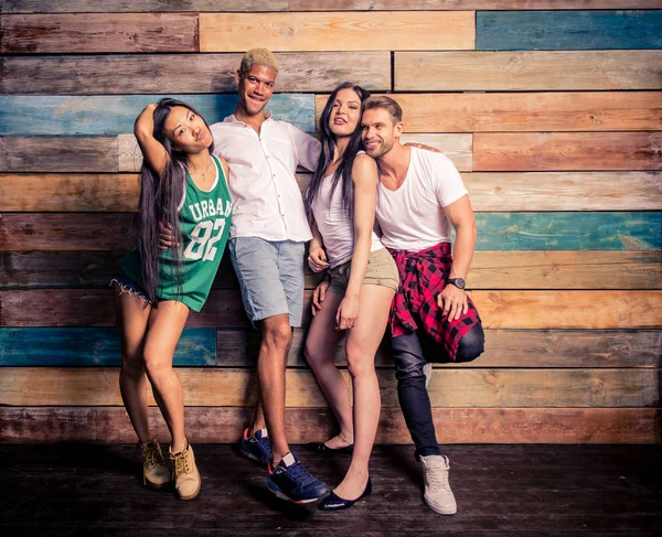 Grupo de amigos festejando em casa — Fotografia de Stock