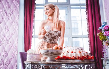 Oyuncak evde sarışın bebek kız