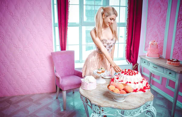 Blonde pop meisje in een speelgoed huis — Stockfoto