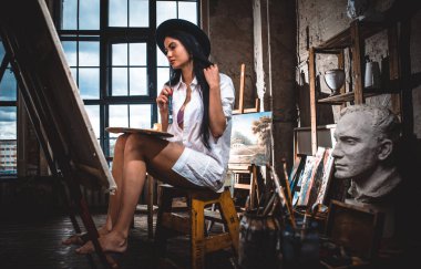 Genç kadın ressam onun Studio yapmak bazı sanat