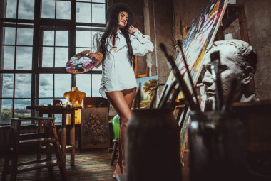 Genç kadın ressam onun Studio yapmak bazı sanat