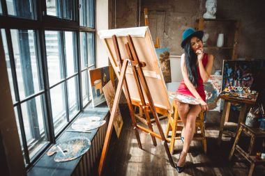Genç kadın ressam onun Studio yapmak bazı sanat