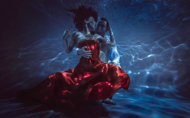 Çift rüya gibi durum su altında