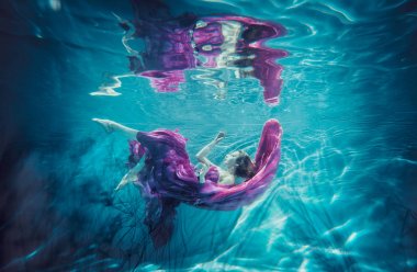 Güzel kadın kıyafet ile sualtı Yüzme