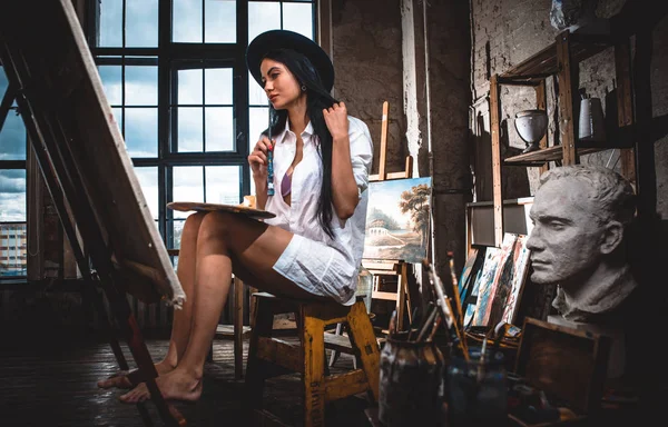 Wanita muda pelukis di studionya membuat beberapa seni — Stok Foto