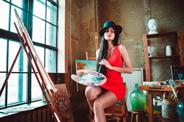 Молодая художница в своей студии занимается искусством. — стоковое фото