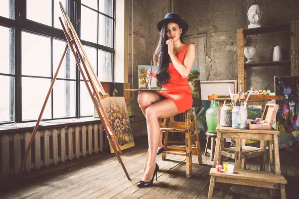 Young woman painter in her studio make some art — Stock Photo, Image