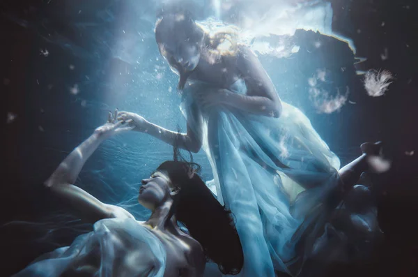 Hermosa mujer nadando con vestido de fantasía bajo el agua — Foto de Stock