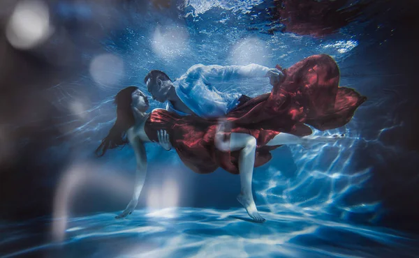 Couple dreamlike situation underwater — Stock Photo, Image