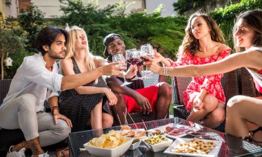 arkadaşının partisi