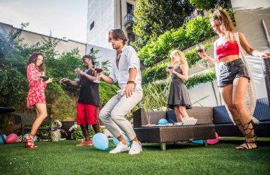 arkadaşının partisi