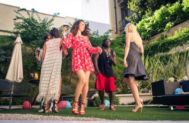 arkadaşının partisi