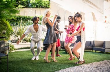 arkadaşının partisi