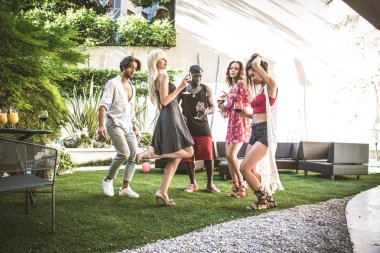 arkadaşının partisi