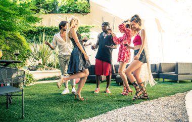 arkadaşının partisi