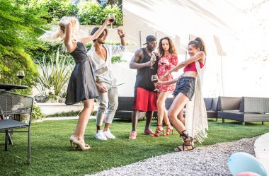 arkadaşının partisi