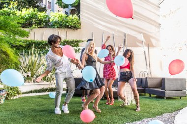 arkadaşının partisi