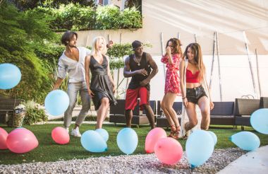 arkadaşının partisi