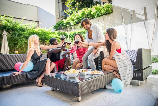 arkadaşının partisi