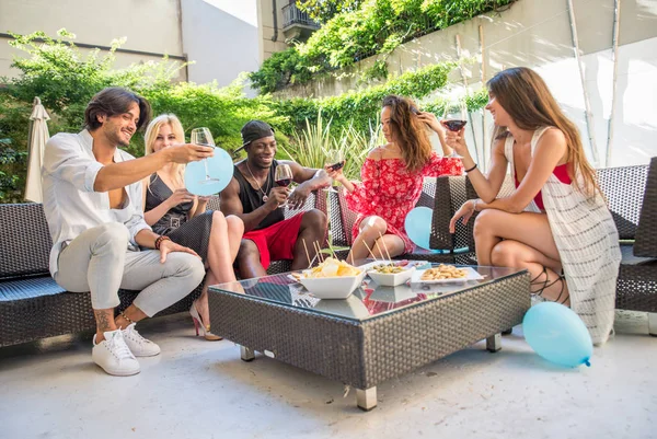 arkadaşının partisi