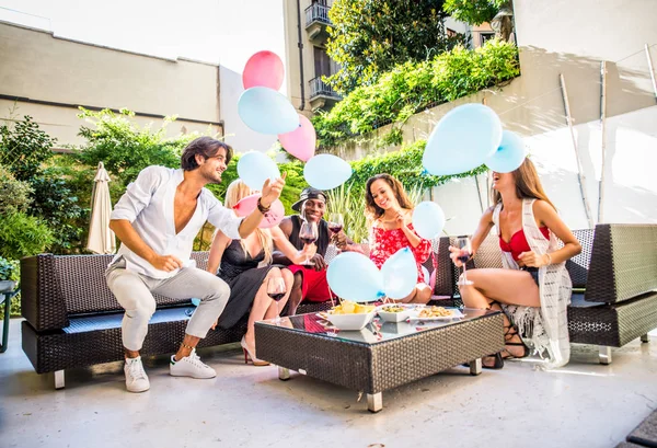 Amigos teniendo fiesta — Foto de Stock