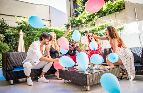 Amigos teniendo fiesta — Foto de Stock