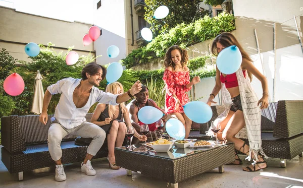 arkadaşının partisi