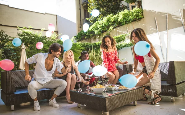 Vänner har fest — Stockfoto